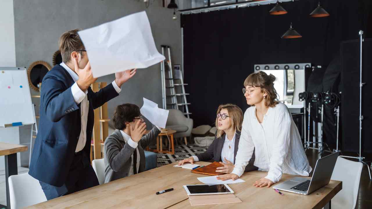 Mengelola Konflik di Tempat Kerja Secara Profesional dan Solutif
