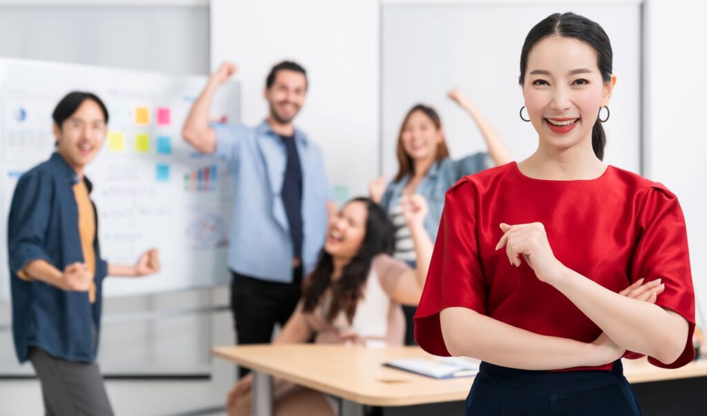 perbedaan leader operasional dan strategis dalam konteks pengembangan kepemimpinan bisnis