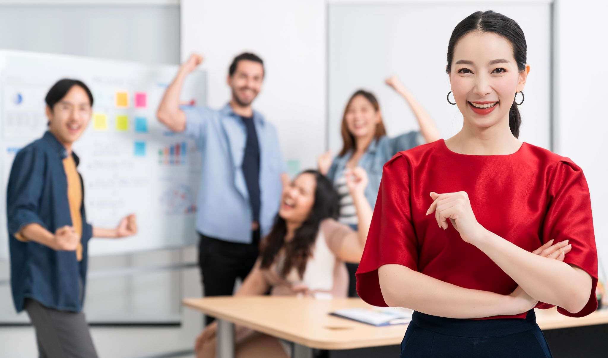 perbedaan leader operasional dan strategis dalam konteks pengembangan kepemimpinan bisnis